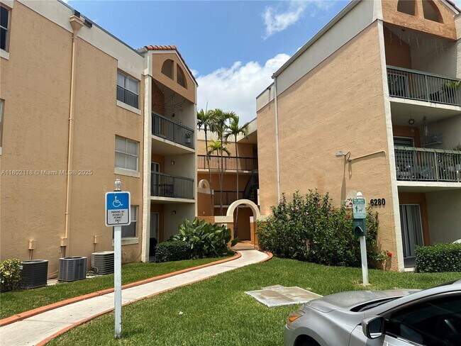 6280 NW 186th St in Hialeah, FL - Building Photo - Building Photo
