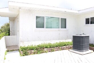 1215 N Atlantic Ave in New Smyrna Beach, FL - Foto de edificio - Building Photo