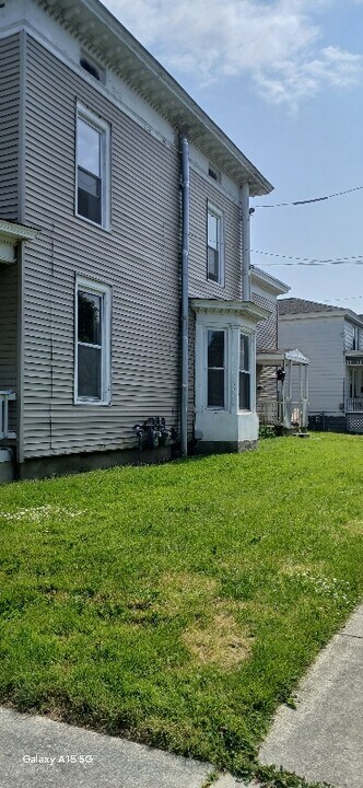 42 W Cayuga St in Oswego, NY - Building Photo