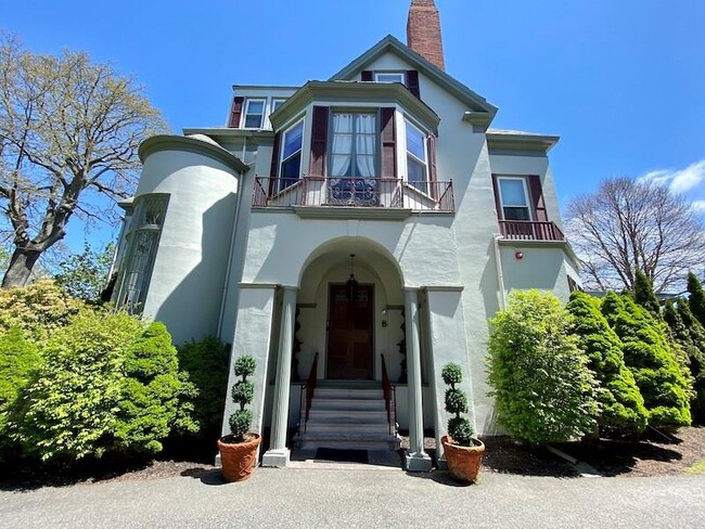 96 Rhode Island Ave in Newport, RI - Building Photo - Building Photo