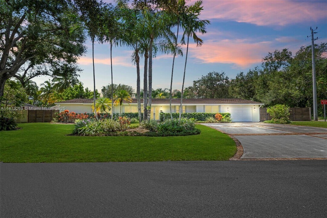 8260 SW 95th St in Miami, FL - Building Photo