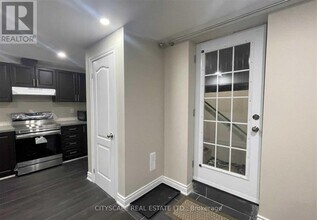 94 Beachville Cir in Brampton, ON - Building Photo - Building Photo