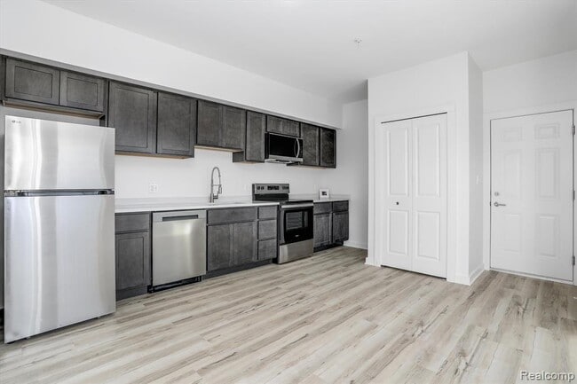 799 E Grand Blvd in Detroit, MI - Building Photo - Building Photo