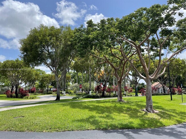10159 NW 43rd Terrace in Doral, FL - Foto de edificio - Building Photo
