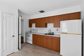 1060 Iroquois St in Clearwater, FL - Building Photo - Building Photo