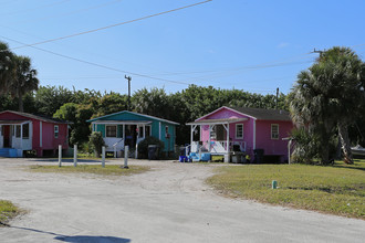 702 SE 10th St in Stuart, FL - Building Photo - Building Photo