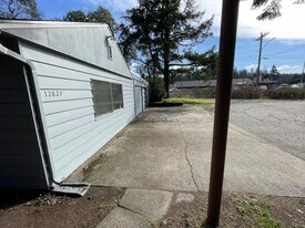 12827 Glenwood Ave SW in Tacoma, WA - Building Photo