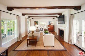 1285 Sunset Plaza Dr in Los Angeles, CA - Building Photo - Building Photo