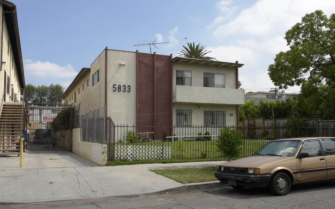 5833 Camerford Ave in Los Angeles, CA - Building Photo