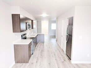 8300 SE Flavel St-Unit -102 in Portland, OR - Building Photo - Building Photo