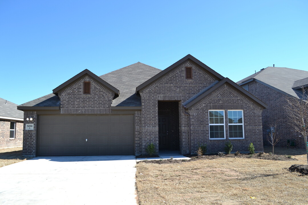 5090 Royal Springs Dr in Forney, TX - Building Photo