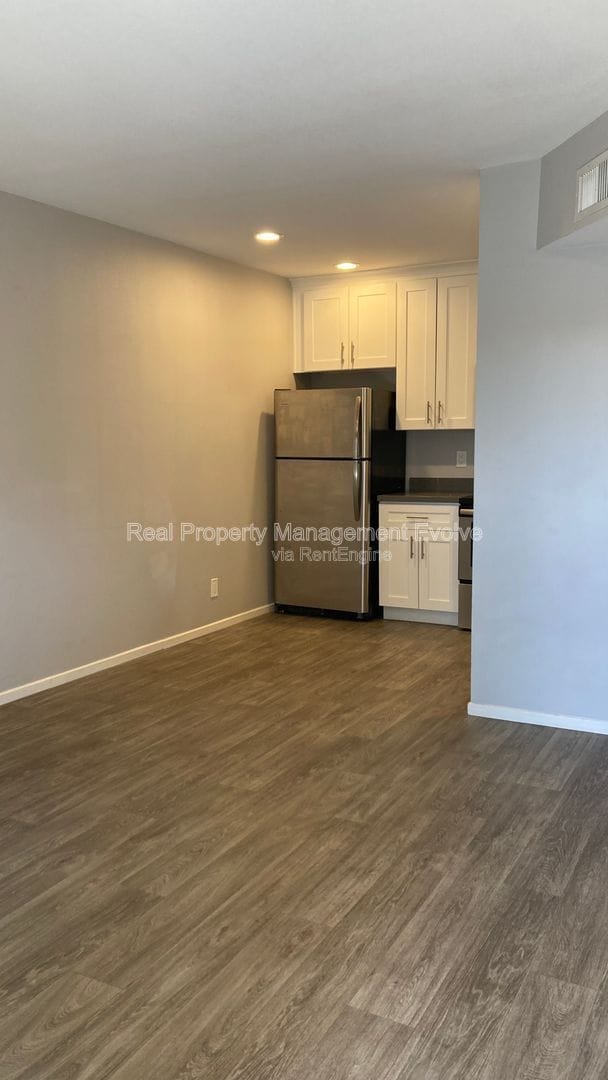 property at 908 W 2nd St
