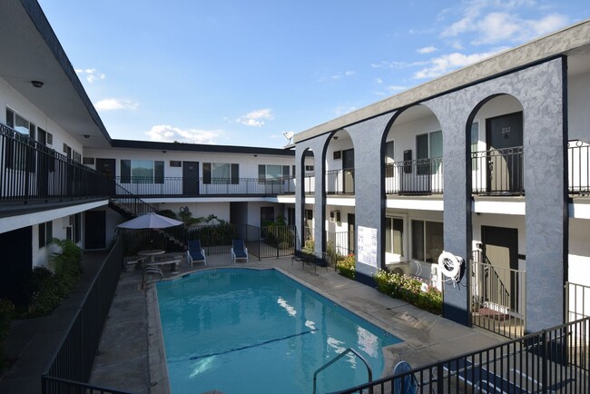 12255 Burbank Blvd, Unit 222 in Los Angeles, CA - Foto de edificio - Building Photo