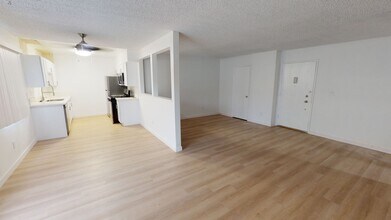 Royal Terrance Apartments in Los Angeles, CA - Building Photo - Interior Photo