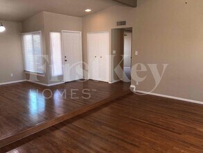 3672 W Windrose Dr, Unit FR0414 in Phoenix, AZ - Foto de edificio - Building Photo