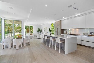 1070 Del Harbour Dr in Delray Beach, FL - Building Photo