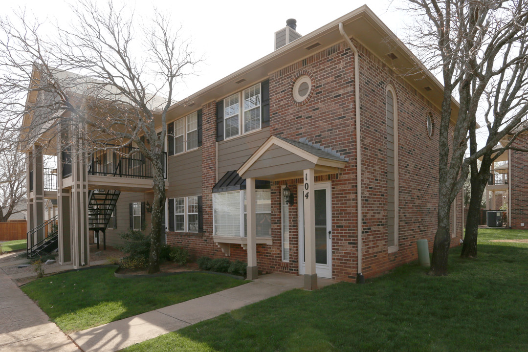 Laurel Springs in Mustang, OK - Building Photo