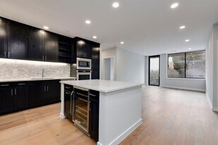 900 S 1st St in Austin, TX - Building Photo