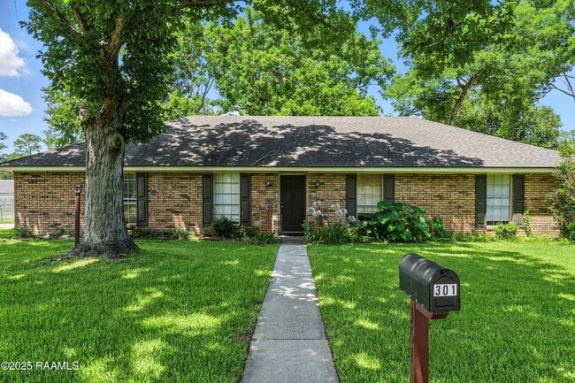 301 Estainville Ave in Lafayette, LA - Building Photo - Building Photo