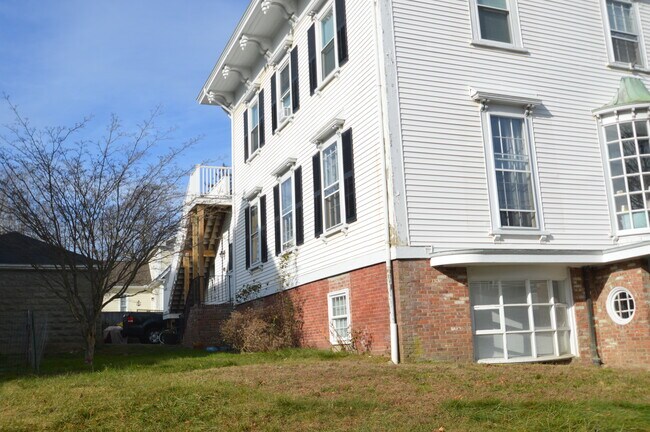 372 Broadway, Unit A in Newport, RI - Building Photo - Building Photo