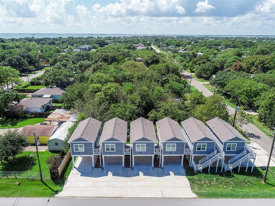 203 6th St in San Leon, TX - Building Photo