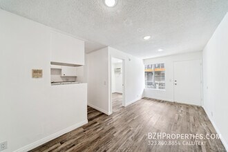 Casa Lanewood in Los Angeles, CA - Foto de edificio - Building Photo