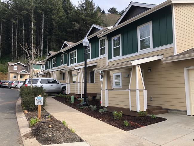 Fisterra Garden Townhomes in Yachats, OR - Building Photo - Building Photo