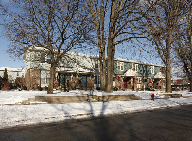 Maple Village Co-Op in Saline, MI - Foto de edificio - Building Photo