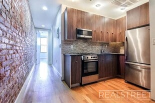 Greene Avenue, Unit 3R in Queens, NY - Building Photo