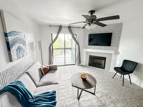 1071 Clayton Ln in Austin, TX - Foto de edificio - Building Photo