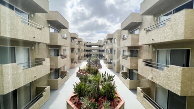 Aspen Place in Downey, CA - Foto de edificio - Building Photo