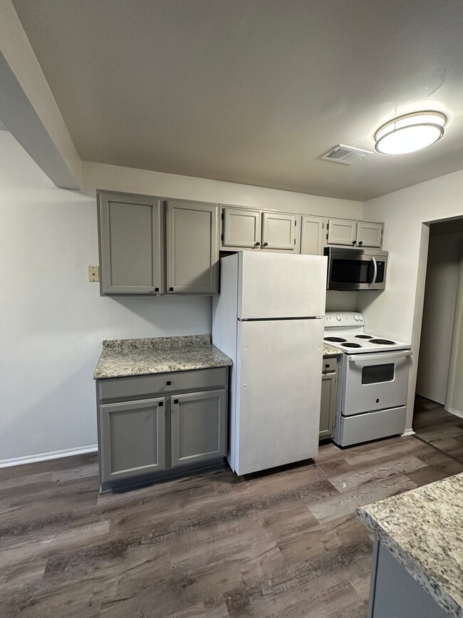 8131 Needwood Rd, Unit T101 in Derwood, MD - Foto de edificio - Building Photo