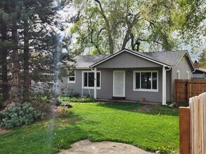 2411 Crater Lake Ave in Medford, OR - Building Photo - Building Photo