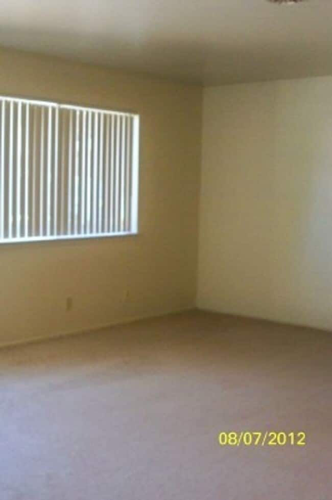 245 Strathaven Way in Stockton, CA - Foto de edificio - Building Photo