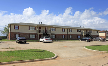 Westchester Way Apartments in Mustang, OK - Building Photo - Building Photo