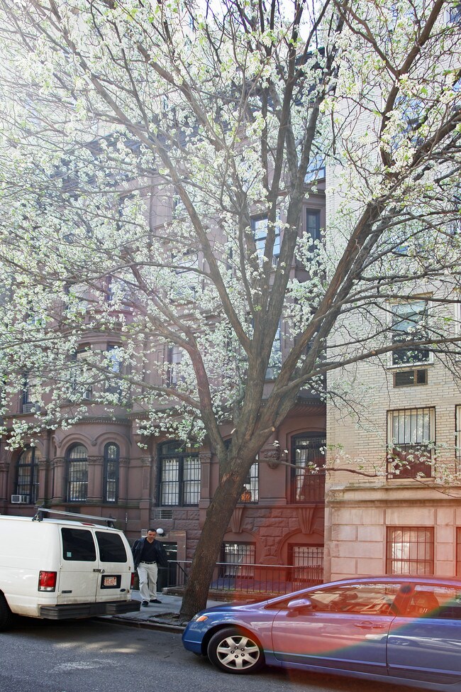 16 W 82nd St in New York, NY - Building Photo - Building Photo