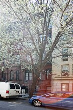 16 W 82nd St in New York, NY - Foto de edificio - Building Photo