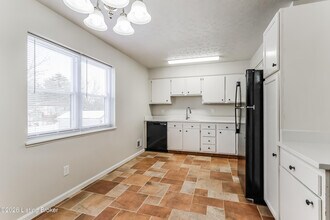 8509 Gainsborough Dr in Louisville, KY - Building Photo - Building Photo