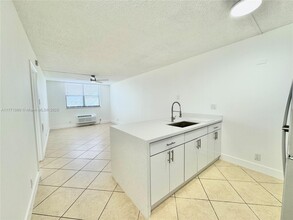 2401 Riverside Dr in Coral Springs, FL - Building Photo - Building Photo