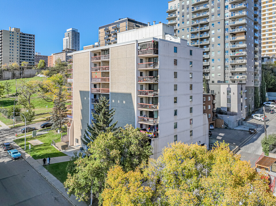 Renfrew Arms in Edmonton, AB - Building Photo