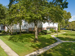 Birchwood on the Green in Oakdale, NY - Building Photo - Building Photo