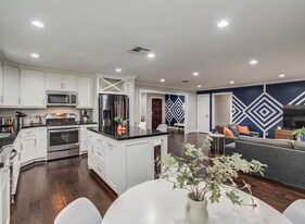 3015 Walnut Bend Ln in Houston, TX - Building Photo