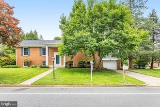 1023 Westbriar Dr NE in Vienna, VA - Building Photo - Building Photo