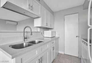239 W Cleveland Ave, Unit 2 in Las Vegas, NV - Building Photo - Building Photo