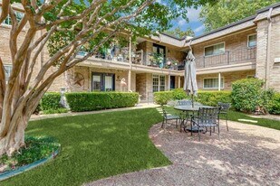 7904 Royal Ln in Dallas, TX - Building Photo