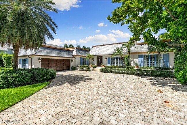 1060 Galleon Dr in Naples, FL - Building Photo - Building Photo