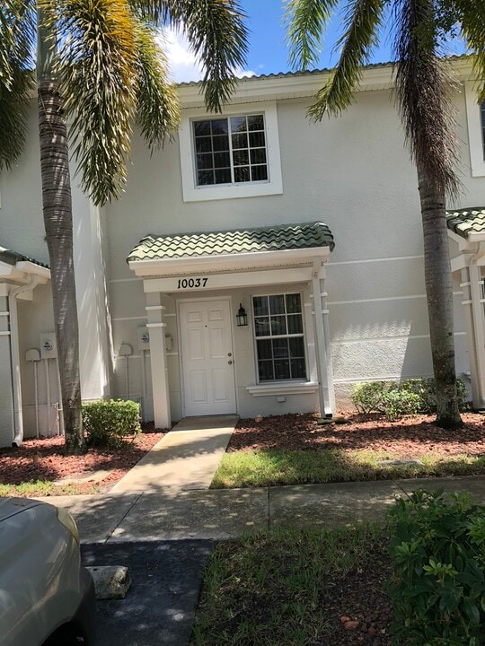10037 Poppy Hill Dr, Unit Townhouse in Ft. Myers, FL - Building Photo