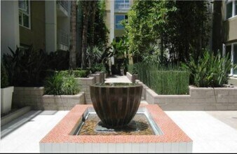 21301 Erwin St, Unit 238 in Woodland Hills, CA - Building Photo - Building Photo