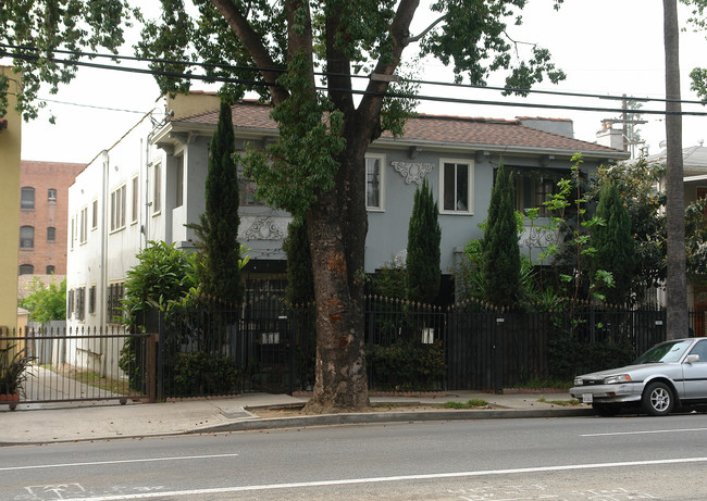 5658 Franklin Ave in Los Angeles, CA - Building Photo - Building Photo