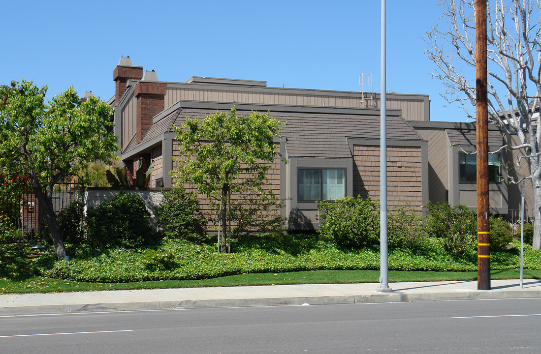 Condominium in Los Angeles, CA - Building Photo